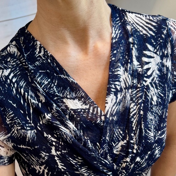 🔥2/$10 NWT($58) |•RAFAELLA•| Navy Blue & White Palm Tree Leaves Top Size Medium - Picture 8 of 12